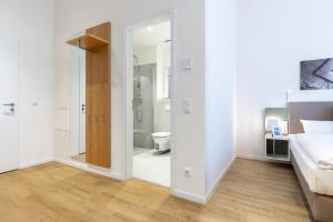 a bedroom with a bed and a bathroom at Ferienapartments am Krusespeicher Ferienapartments am Krusespeicher 3-33 in Wismar +12 photos