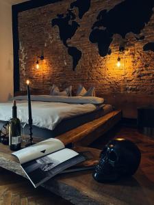 een kamer met een bed en een tafel met een schedel erop bij World Studio Sibiu in Sibiu