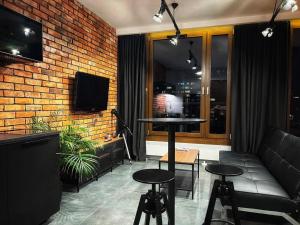 Televízia a/alebo spoločenská miestnosť v ubytovaní Loft Apartment Browary Warszawskie