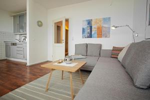 een woonkamer met een bank en een tafel bij Haus Panorama Haus Panorama 12 in Wangerooge
