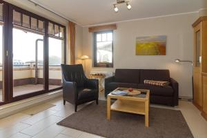 ein Wohnzimmer mit Sofa und Tisch in der Unterkunft Urlaubsräume am Meer Urlaubsräume am Meer 3-15 in Fulgen