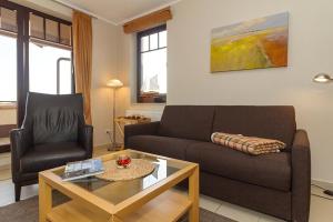 ein Wohnzimmer mit einer Couch und einem Couchtisch in der Unterkunft Urlaubsräume am Meer Urlaubsräume am Meer 3-15 in Fulgen + 1 Foto