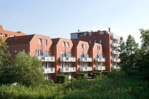 un edificio de apartamentos con balcones en un lateral en Hus Inselkieker Hus Inselkieker 220, en Schillig