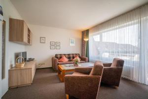- un salon avec un canapé et une table dans l'établissement Holiday Residenz Holiday Residenz A51, à Borkum