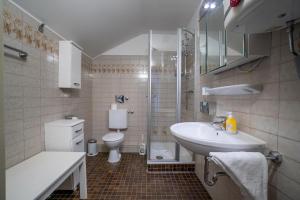 La salle de bains est pourvue d'un lavabo, d'une douche et de toilettes. dans l'établissement Holiday Residenz Holiday Residenz A51, à Borkum