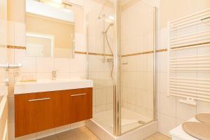 ein Badezimmer mit Dusche und Waschbecken in der Unterkunft Urlaubsräume am Meer Urlaubsräume am Meer 3-14 in Fulgen + 13 Fotos