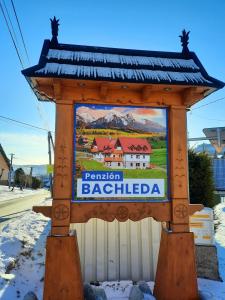 ein Schild für ein Restaurant Backfilledda im Schnee in der Unterkunft Penzión Bachleda in Ždiar