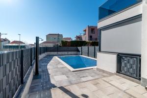Bazén v ubytovaní Poolside 2 bedroom ap. MARE alebo v jeho blízkosti