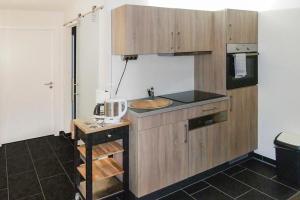 eine kleine Küche mit einer Spüle und einer Theke in der Unterkunft Resort Deichgraf Resort Deichgraf 27-06 in Wremen