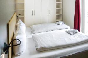 2 Betten in einem Zimmer mit weißer Bettwäsche in der Unterkunft Resort Deichgraf Resort Deichgraf 27-06 in Wremen