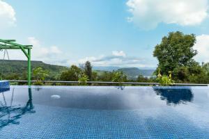 una piscina con vistas a las montañas en Meraki Villa, en Panchgani