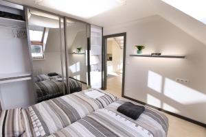 Schlafzimmer mit einem Bett und einem Spiegel in der Unterkunft Apartament Golf & Lake in Kalinowo