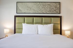 Postel nebo postele na pokoji v ubytování Maui Seaside Hotel