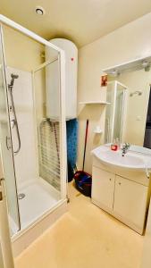 Un baño con ducha, lavabo y espejo. en Résidence Le mont Dore 2 étoiles, en Le Mont-Dore 37 fotos más