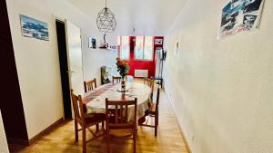 een keuken en eetkamer met een tafel en stoelen bij Résidence Le mont Dore 2 étoiles in Le Mont-Dore