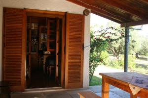 Ogród w obiekcie Nafpaktos cottage by the sea for travelers and dreamers!