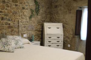 A bed or beds in a room at Alojamiento rústico paseo fluvial río Coroño, Boiro