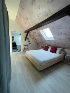 a bedroom with a large bed and a stone wall at Le Cosy Strasbourg calme et confortable avec parking gratuit, 10 mn du Parlement Européen et du Wacken de 1 à 24 voyageurs in Schiltigheim