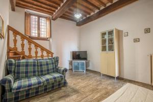 un soggiorno con divano e TV di Apartment Poggiolo a Montepulciano