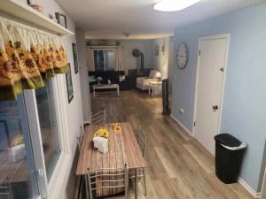 een woonkamer met een tafel met bloemen erop bij Farmhouse attached apartment in Old Mill Creek