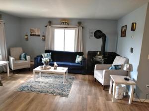 ein Wohnzimmer mit einem Sofa und einem Tisch in der Unterkunft Farmhouse attached apartment in Old Mill Creek