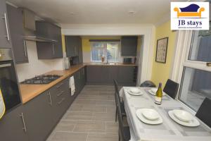 O bucătărie sau chicinetă la JB stays Greenwich, 3 bed house,ideal for contractors and family