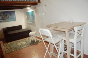 a living room with a table and chairs and a couch at Il Soppalco in Corniglia +3 photos