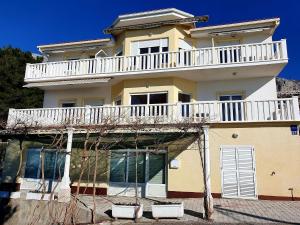 Fotografia z galérie ubytovania Holiday villa Gojko in Omis - Stanici with sea view v Omise