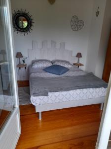 Un pat sau paturi într-o cameră la Ô ptit gîte d'Ogenne