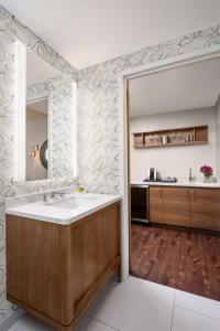 La salle de bains est pourvue d'un lavabo et d'un miroir. dans l'établissement InterContinental San Diego, an IHG Hotel, à San Diego