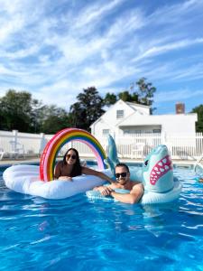 un hombre y una mujer tendidos sobre inflables en el agua en Ocean Acres Ogunquit, en Ogunquit