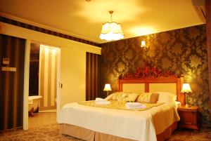 Tempat tidur dalam kamar di Hotel Pałac Borynia