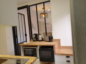 Kuchyň nebo kuchyňský kout v ubytování Appartements de l'Eglise