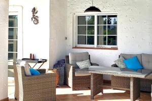 - un salon avec des chaises en osier et une table dans l'établissement Casa YUKKA villa with heated pool, à Lajares