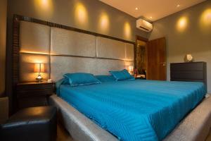 een slaapkamer met een groot blauw bed met een groot hoofdeinde bij GuestReady - Eiffel Waterfront apartments in Porto +127 foto's