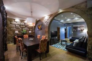 een eetkamer met een tafel en een woonkamer met een stenen muur bij GuestReady - Eiffel Waterfront apartments in Porto