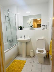 Um banheiro em #0509 Two Bedroom Serviced Apartment- Free Parking
