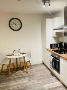 A cozinha ou cozinha compacta de #0509 Two Bedroom Serviced Apartment- Free Parking