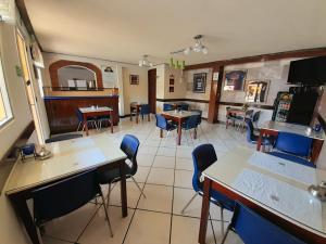 um restaurante com mesas e cadeiras num quarto em Hotel y Restaurante Villa Esmeralda em Quetzaltenango