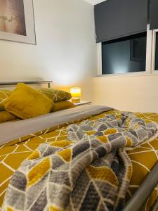 Cama ou camas em um quarto em #0509 Two Bedroom Serviced Apartment- Free Parking