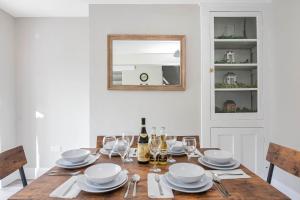 Ristorante o altro punto ristoro di Spacious 3 Bed House, Netflix, Garden, Parking