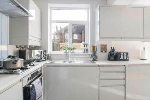 A kitchen or kitchenette at Spacious 3 Bed House, Netflix, Garden, Parking