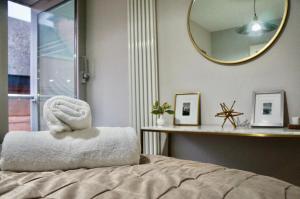 Llit o llits en una habitació de Stylish Highcross 1bed Apartment- Central