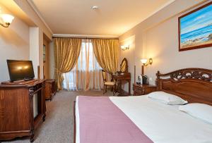 TV a/nebo společenská místnost v ubytování Hotel Saint John Baptist Nessebar