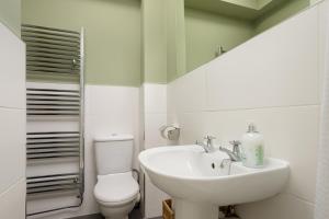 Ένα μπάνιο στο The Broughton St. Apartment (1BR) - New Town