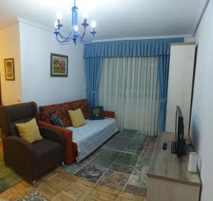 sala de estar con sofá y silla en Apartamento Sobrevilla SDR IV, en Santander