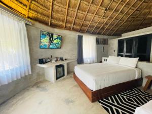 TV a/nebo společenská místnost v ubytování Maya Tulum By G Hotels