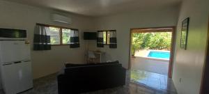 sala de estar con sofá y vistas a la piscina en Tropical Retreat Rarotonga en Rarotonga