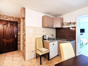 een keuken met een tafel en stoelen in een kamer bij Old Town Boskovic Apartment in Kotor