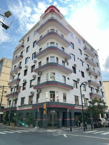 un gran edificio blanco en la esquina de una calle en Hotel Élite Internacional, en Guayaquil